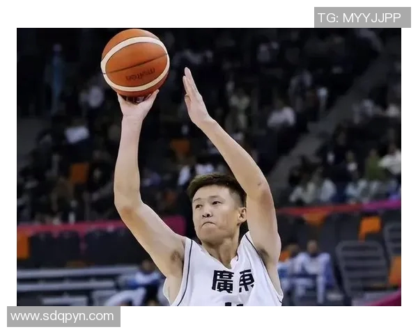 周鹏：从篮球场上的拼搏者到生活中的坚韧榜样，见证梦想与坚持的力量